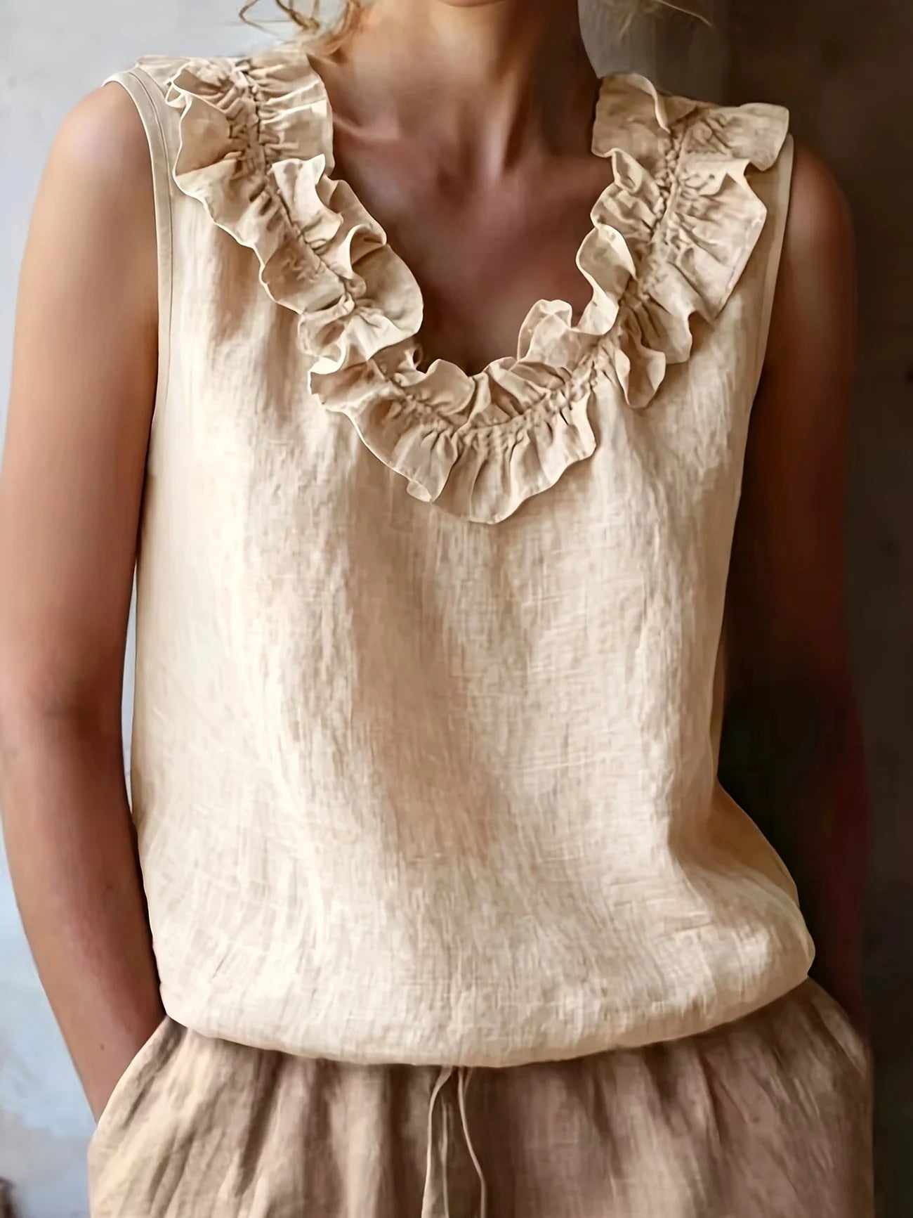 Safiya | Blusa sin Mangas con Cuello de Volantes