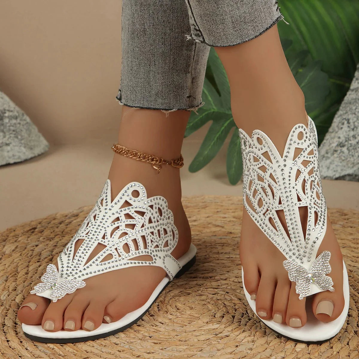 Thitera | Sandalias Elegantes de Piel con Detalle de Mariposa