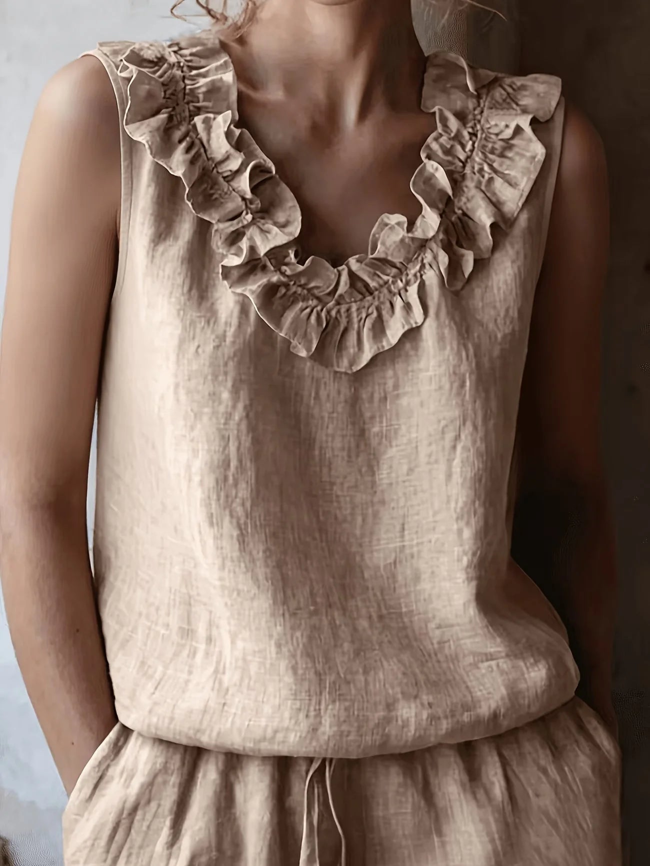 Safiya | Blusa sin Mangas con Cuello de Volantes