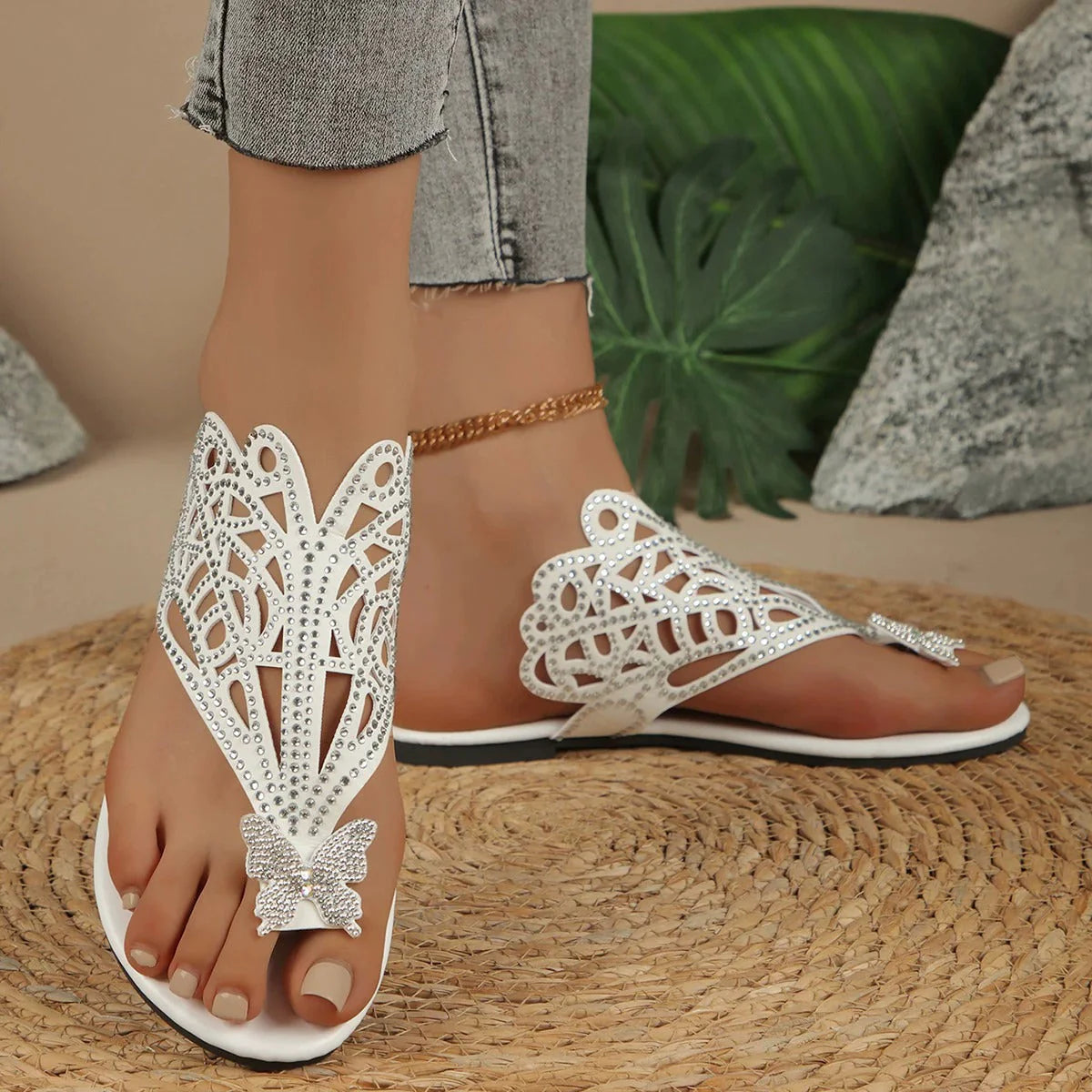 Thitera | Sandalias Elegantes de Piel con Detalle de Mariposa